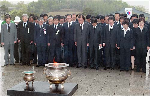 정동영 우리당 의장과 김근태 원내대표등 당선자들이 19일 오전 4.19국립묘지에 헌화 참배하고 있다 